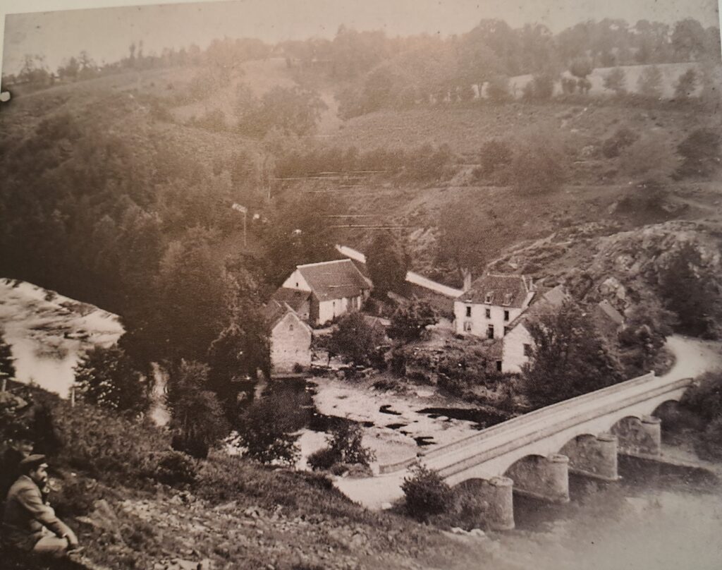 Eugène Hubert Le Moulin de Vervy et le pont sur la Creuse vers 1920-26 Coll. Archives départementales de l'Indre