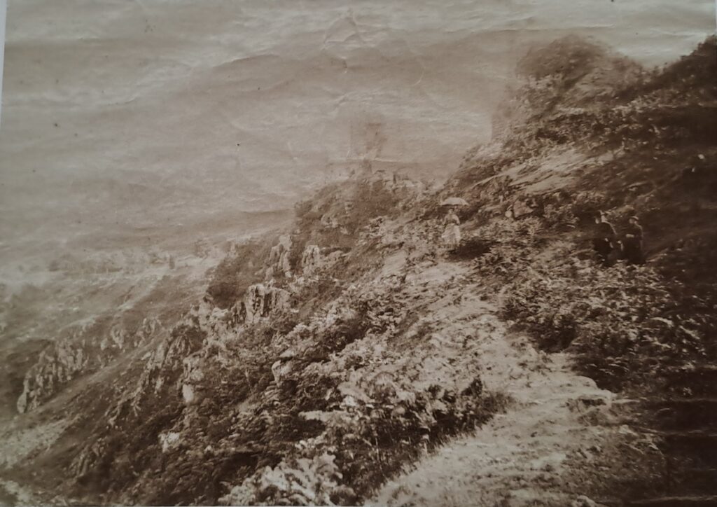 Promeneurs dans les ruines de Crozant vers 1875 Coll. part. en dépôt aux Archives départementales de l'Indre