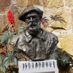 Sculpture en bronze de Danièle Bertholdt, sur un piédestal en granit de Didier Fauguet, érigé en 2019 au chevet de l'église, pour commémorer le séjour du Maître de l'impressionnisme à Fresselines en 1889.