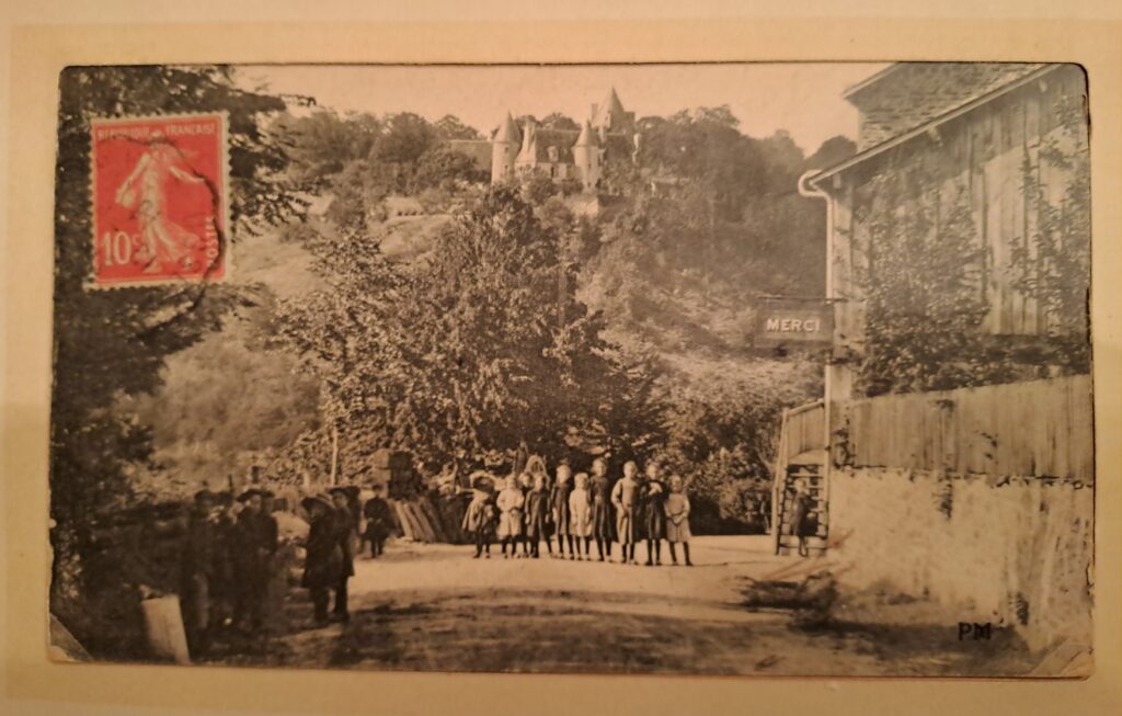 Carte postale, vue sur le château de Puy Guillon, Fresselines, Coll. part.