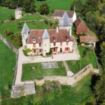 Reconstruit au XVe siècle,  il comportait un corps de logis, avec tour d'escalier et une petite tour, séparé de la tour de défense. Ces deux parties sont reliées au XVIIIe siècle.