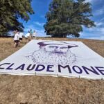 fixation de la toile avec des agrafes sur un plancher pour l’installer le long de la route menant à Vervy, en contrebas de l’Espace Monet Rollinat.