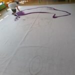 Puis vient la pose de la peinture acrylique, de couleur violette, à l’aide de rouleau et pinceau large et plat.